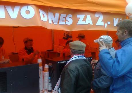 Na mítinku v Ostrav prodávala SSD pivo za dv koruny.